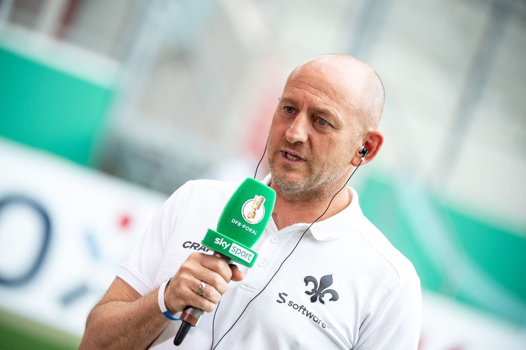 Darmstadts Trainer Torsten Lieberknecht gibt vor einem Spiel ein Interview.