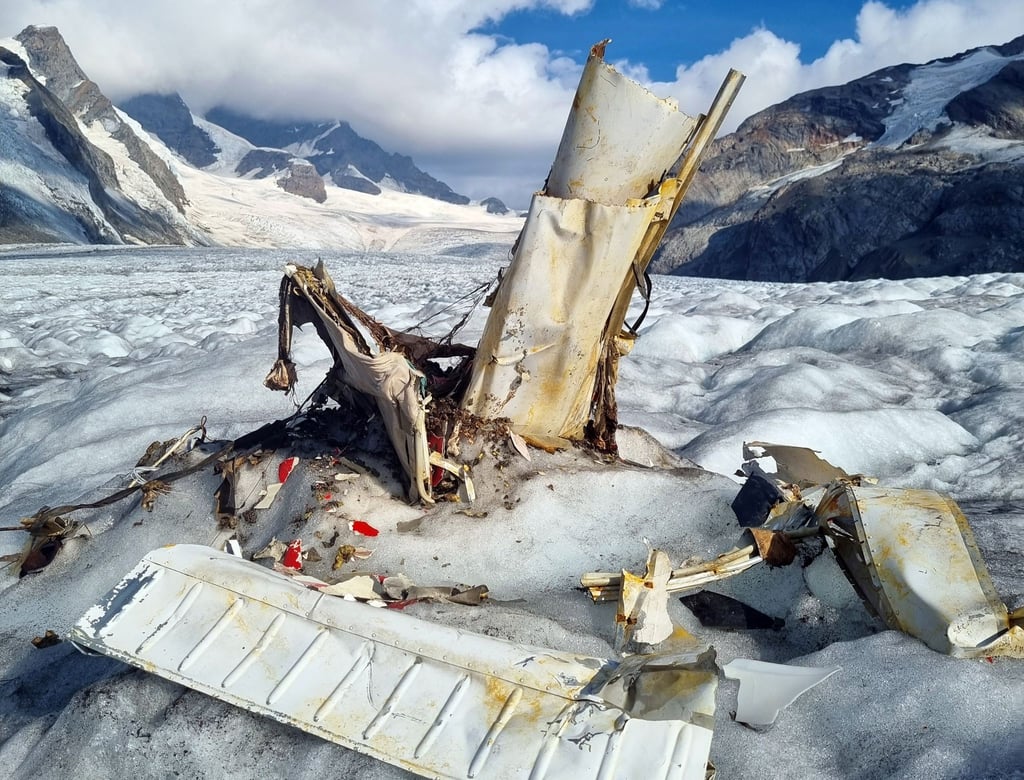 Die Trümmer eines 1968 abgestürzten Kleinflugzeugs liegen auf dem schmelzenden Aletschgletscher in den Walliser Alpen.