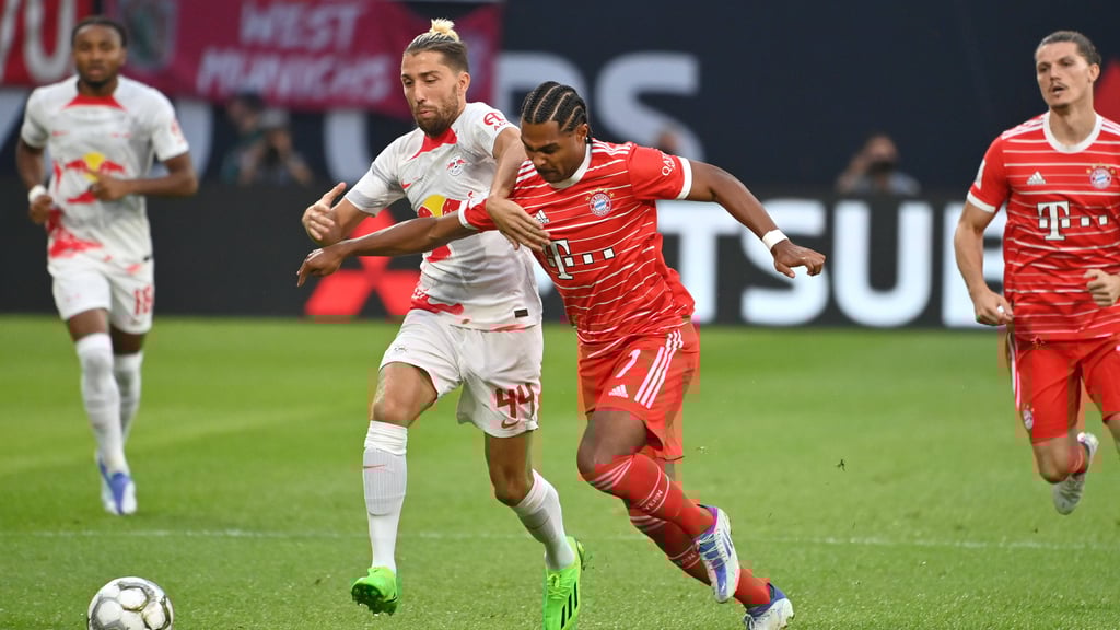 Kevin Kampl von RB Leipzig im Zweikampf mit Serge Gnabry (l.).