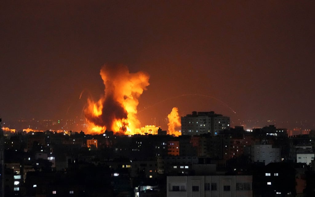 Rauch steigt nach israelischen Luftangriffen in Gaza auf.
