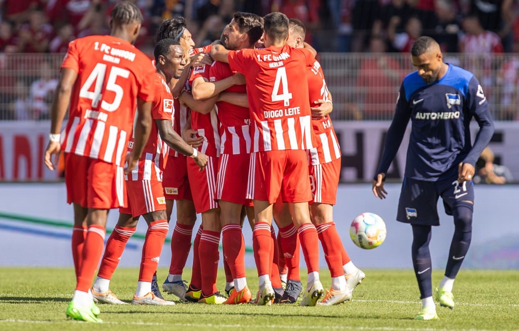 Unions Mannschaft jubelt nach dem Treffer zum 3:0 durch Robin Knoche - der vierte Derbyerfolg in Folge für die Köpenicker.