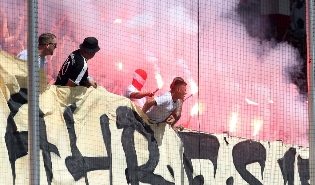 Die HFC-Fans zünden Pyrotechnik.
