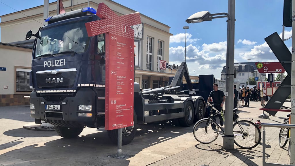 Die Polizei hat am Samstagvormittag mit einem Laster die Absperrgitter zum Hauptbahnhof in Halle gebracht, um damit die Fans vom Gleis nach draußen zu leiten. 