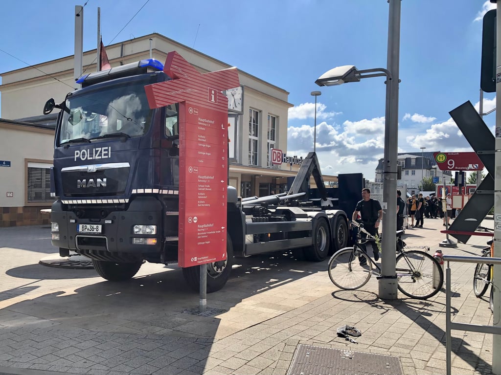 Die Polizei hat am Samstagvormittag mit einem Laster die Absperrgitter zum Hauptbahnhof in Halle gebracht, um damit die Fans vom Gleis nach draußen zu leiten.