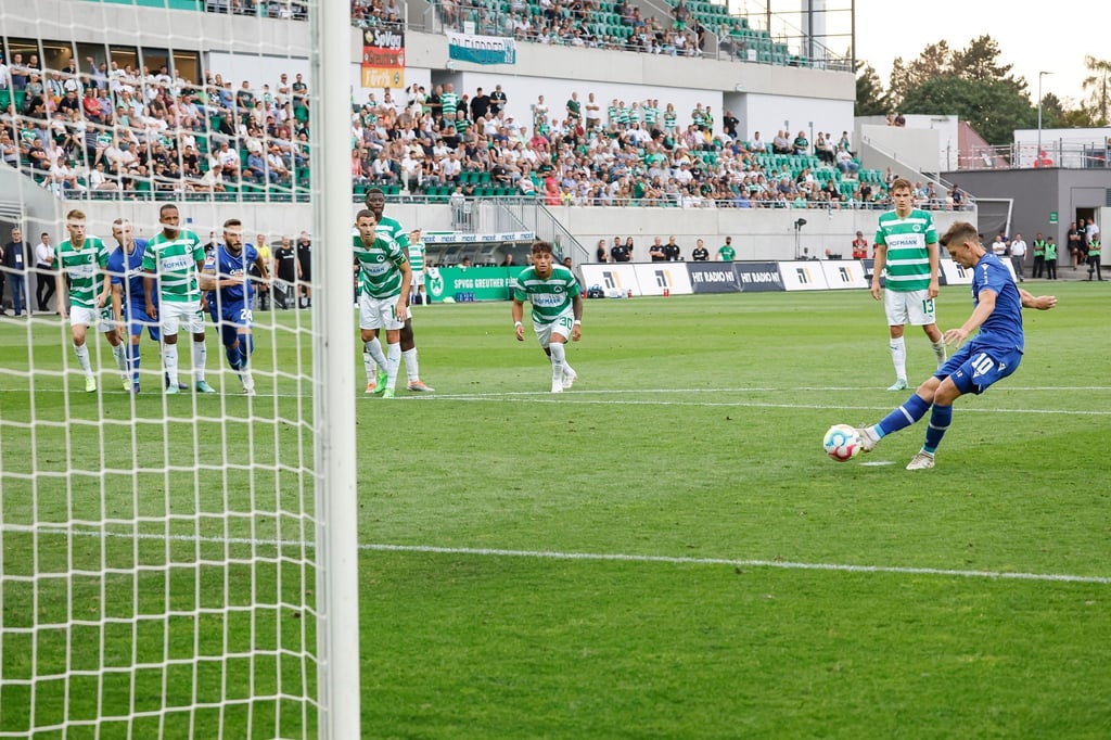Marvin Wanitzek (r) rettete dem KSC einen Punkt bei der SpVgg Greuther Fürth.