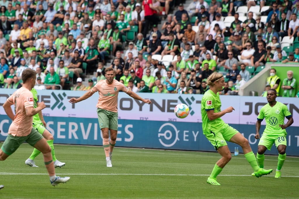 Bremens Niclas Füllkrug (M) trifft zum zwischenzeitlichen 1:1-Ausgleich.