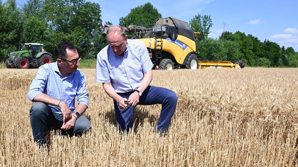 Gespräch auf einem Getreidefeld: Bundesagrarminister Cem Özdemir (l.) mit Bauernpräsident Joachim Rukwied.