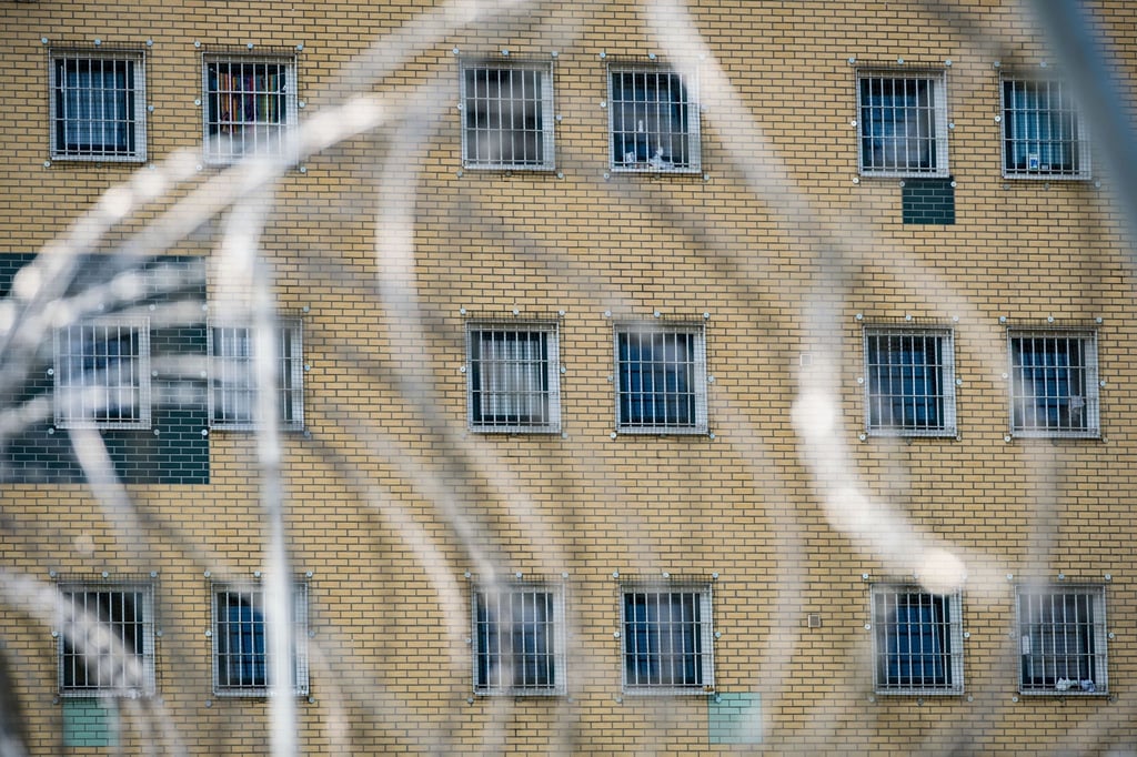 Gitter sind vor den Fenstern der Zellen in der Justizvollzugsanstalt in Hannover zu sehen.