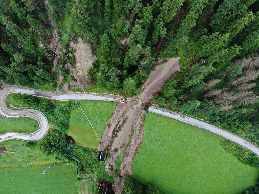 Abgang einer Mure, die über eine Straße in Sankt Martin in Thurn ging.