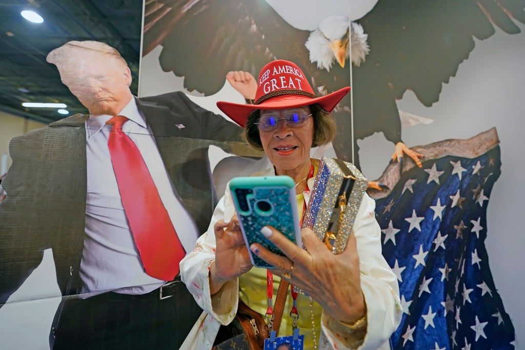 Bei der „Conservative Political Action Conference“ (CPAC) im US-Bundesstaat Texas treffen Wahlbetrugsfantasien und Hitler-Vergleiche auf Glitzerschuhe mit Trump-Aufschrift und „Ich liebe Jesus“-Baseballcaps.