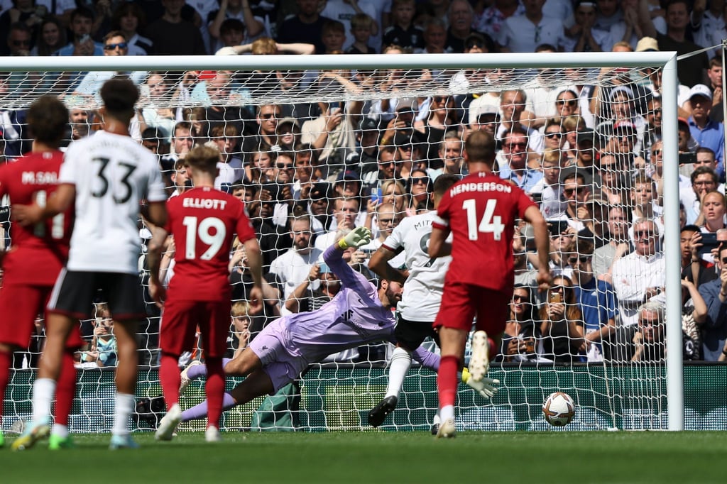 Fulhams Aleksandar Mitrovic (2.v.r) schießt das 2:1 gegen den FC Liverpool