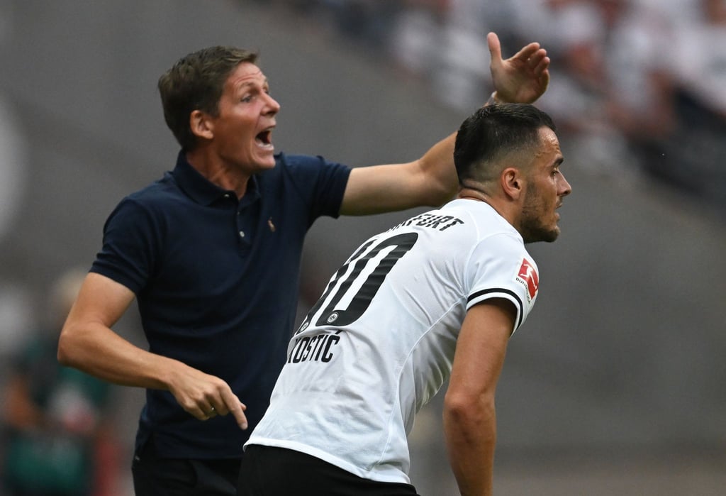 Frankfurts Cheftrainer Oliver Glasner (l) gestikuliert am Spielfeldrand neben Filip Kostic.