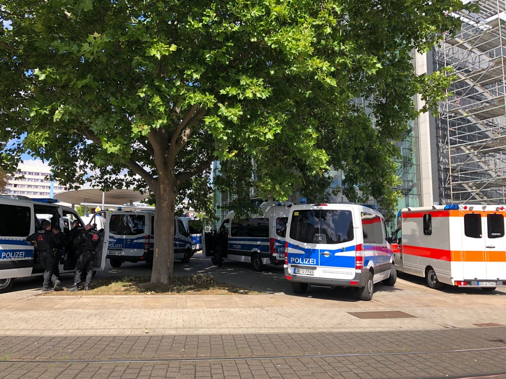 Die Polizei in Halle wurde am Samstag mit Kräften aus Thüringen, Sachsen und Brandenburg sowie von Einheiten der Bundespolizei verstärkt.