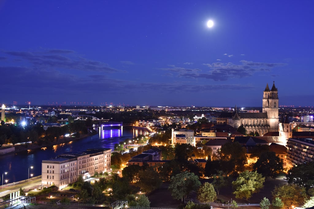 Blick vom Südturm der Johanniskirche auf das nächtliche Magdeburg.