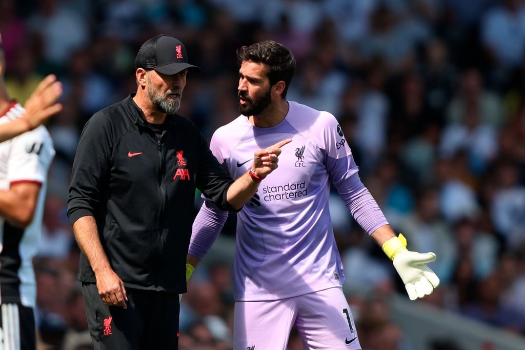 Liverpools Trainer Jürgen Klopp (l) war nach dem 2:2 beim FC Fulham mächtig bedient.