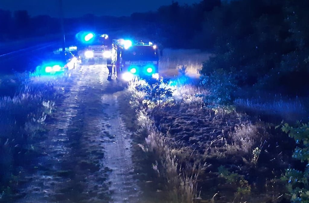 Die Feuerwehr Genthin im Einsatz bei einem Feldbrand zwischen Genthin und Parchen.