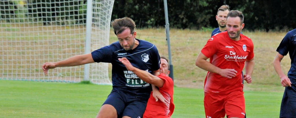 Calbes Neuzugang Tom Hufmüller (l.) war Anspielpartner Nummer eins im Mittelfeld. Von dort spielte er saubere Pässe in die Spitze oder auf die Außenbahnen. Das versuchten die Magdeburger stets zu unterbinden.