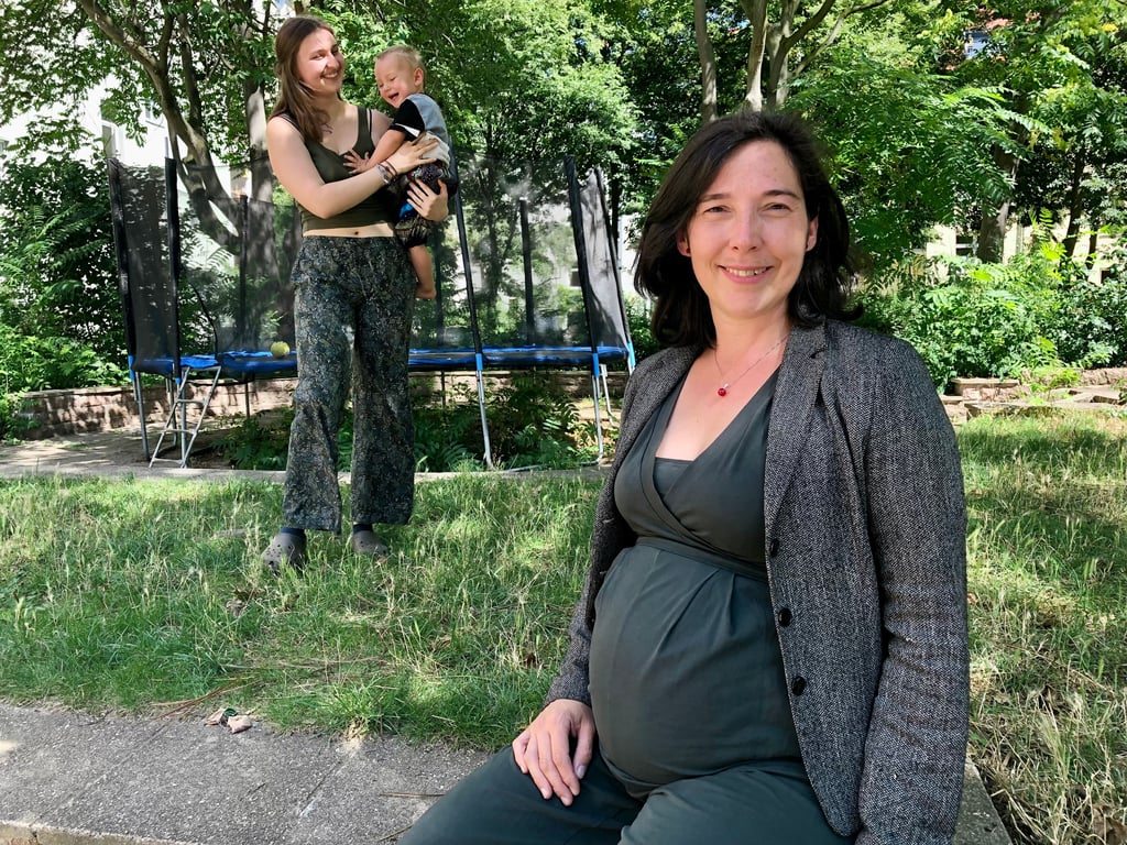Während Claudia Schmidt in ihrem Innenhof mit der MZ spricht, passt ihre älteste Tochter auf den jüngsten Sohn auf.