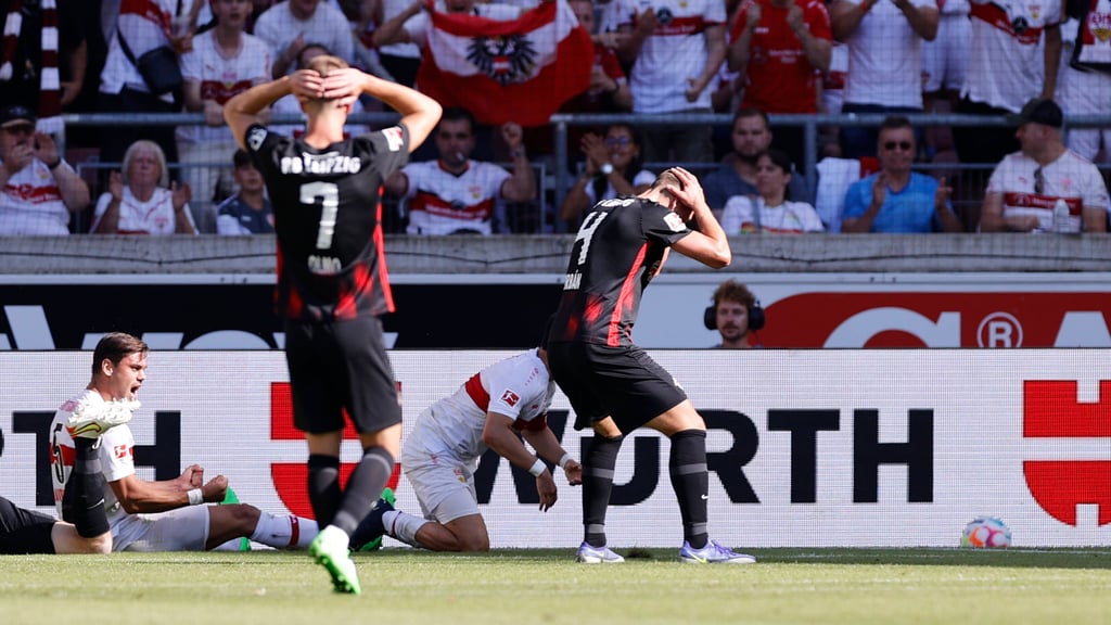 Können das Remis in Stuttgart kaum glauben: Die RB-Spieler Dani Olmo (l.) und Willi Orban 