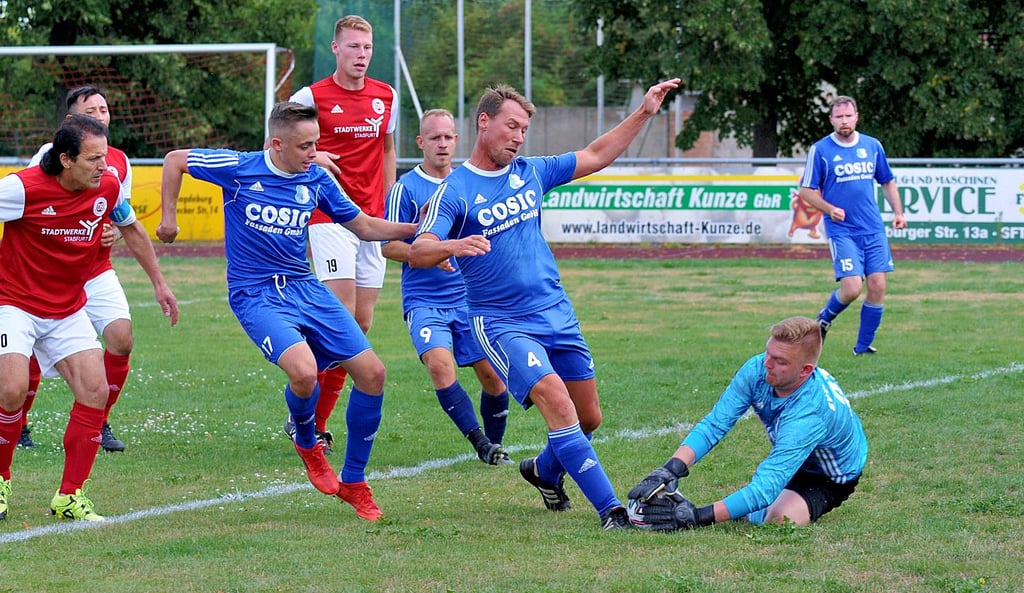 09-Keeper Dave Nöpel (r.) parierte in dieser Szene gegen die mutig anlaufenden Spieler der ZLG um Sven Wolter (M.), musste sich aber wenig später Michael Gehrke zum 0:1 geschlagen geben.