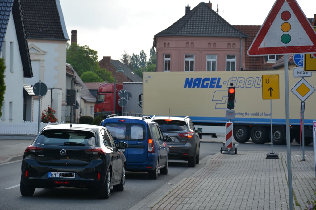 Durch die Umleitungsstrecke durch Kabe staut sich in der Stadt der Verkehr.