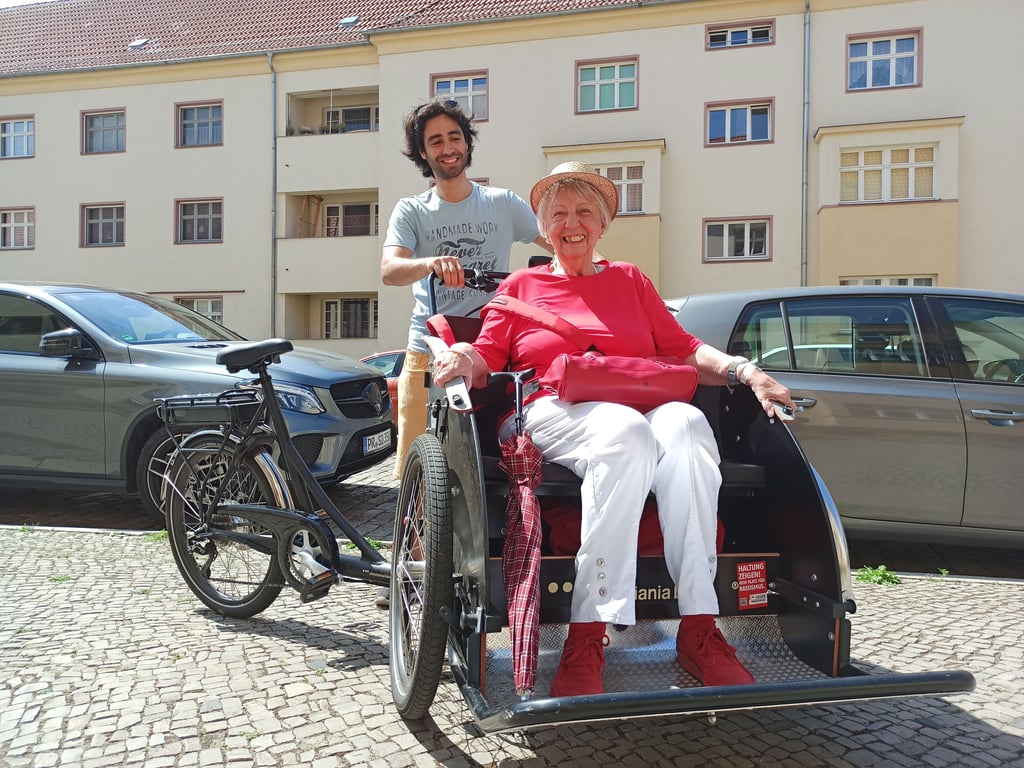 Hella Schmidt war eine der ersten, die Rikscha-Angebot ausprobierten. Der Doktorand Bruno fuhr mit ihr durch die Stadt.