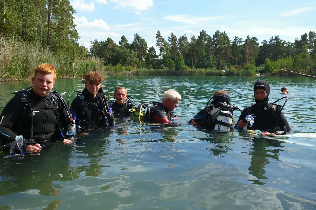 Insgesamt 15 Kinder und Jugendliche haben die Ferien genutzt, um in einem Kurs der Tauchbasis am Pretziener Steinbruchsee ihren Tauchschein zu erwerben. Begleitet und ausgebildet wurden sie dabei natürlich von erfahrenen Tauchlehrern (Mitte).