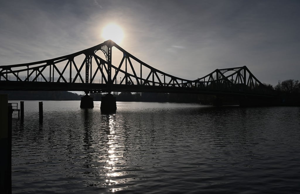 Die Sonne geht vor der Veranstaltung zum Gedenken an die Wiedereröffnung der Glienicker Brücke unter.