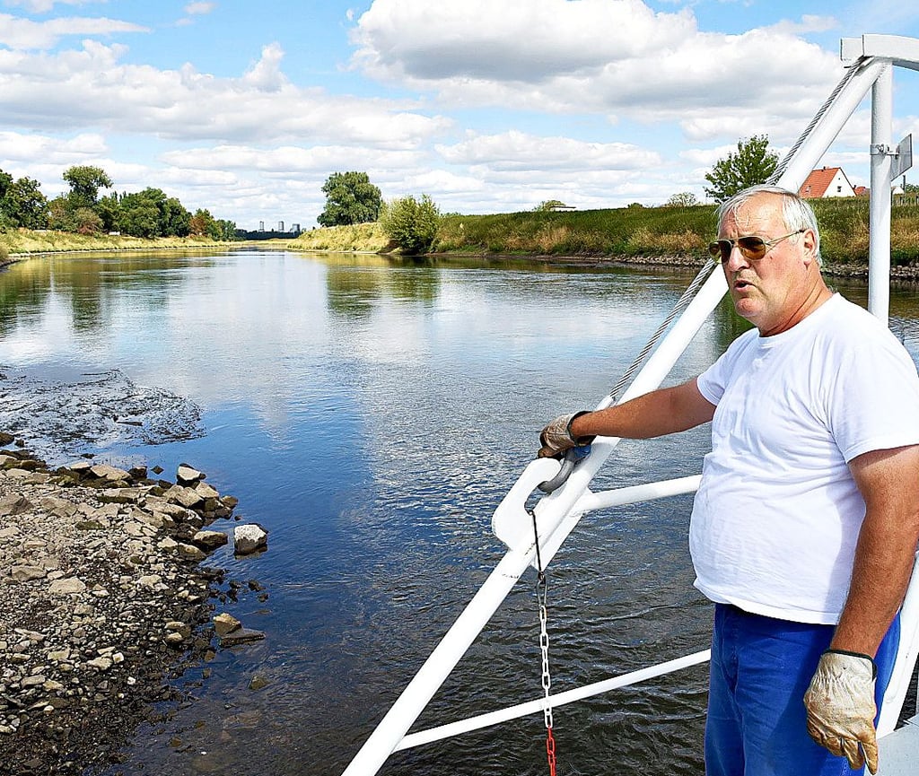 Fährmann Norbert Koppehl an der Calbenser Gierfähre. Im Hintergrund liegt das Auto im Wasser.