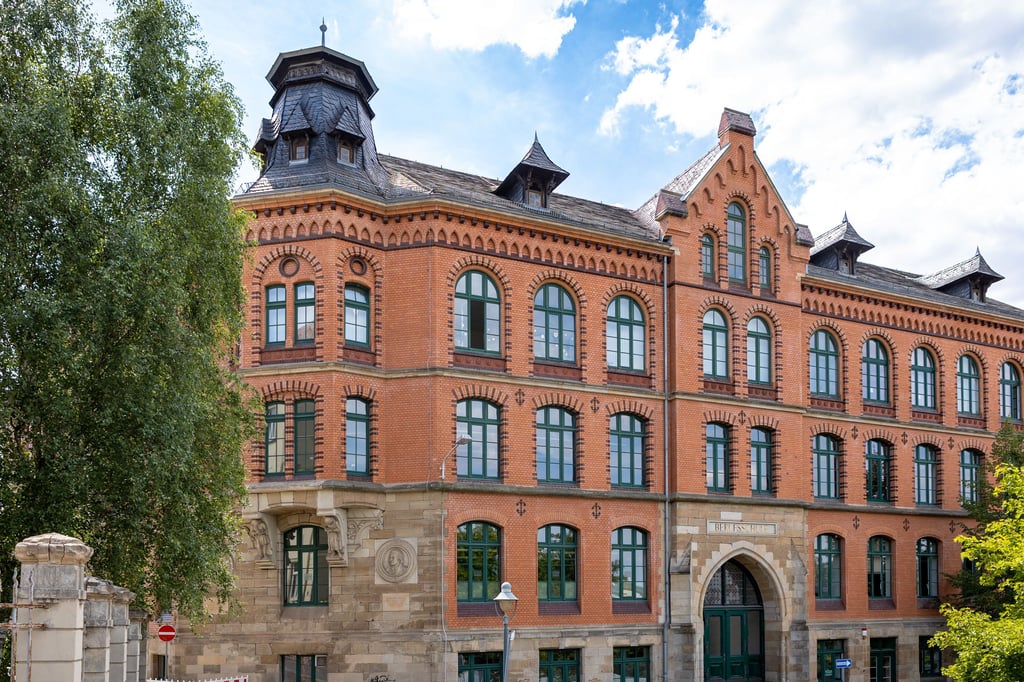 In der Volkshochschule am Standort Zeitz wurden Flure und Klassenräume saniert sowie ein Pförtnerbereich neu geschaffen. Die Arbeiten sind abgeschlossen.