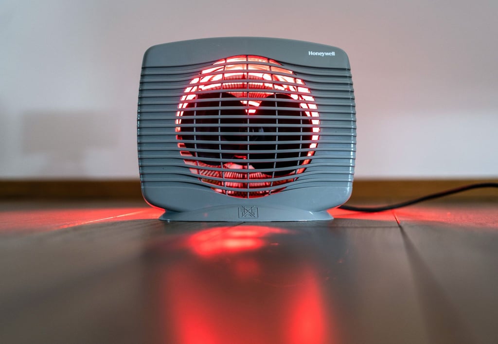 Ein elektrischer Heizlüfter in einem Wohnraum.