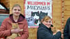 Tierfreundin Ronja Menk (links) und Vereinsvorsitzende Nancy Schulz vor dem Katzenhaus. 