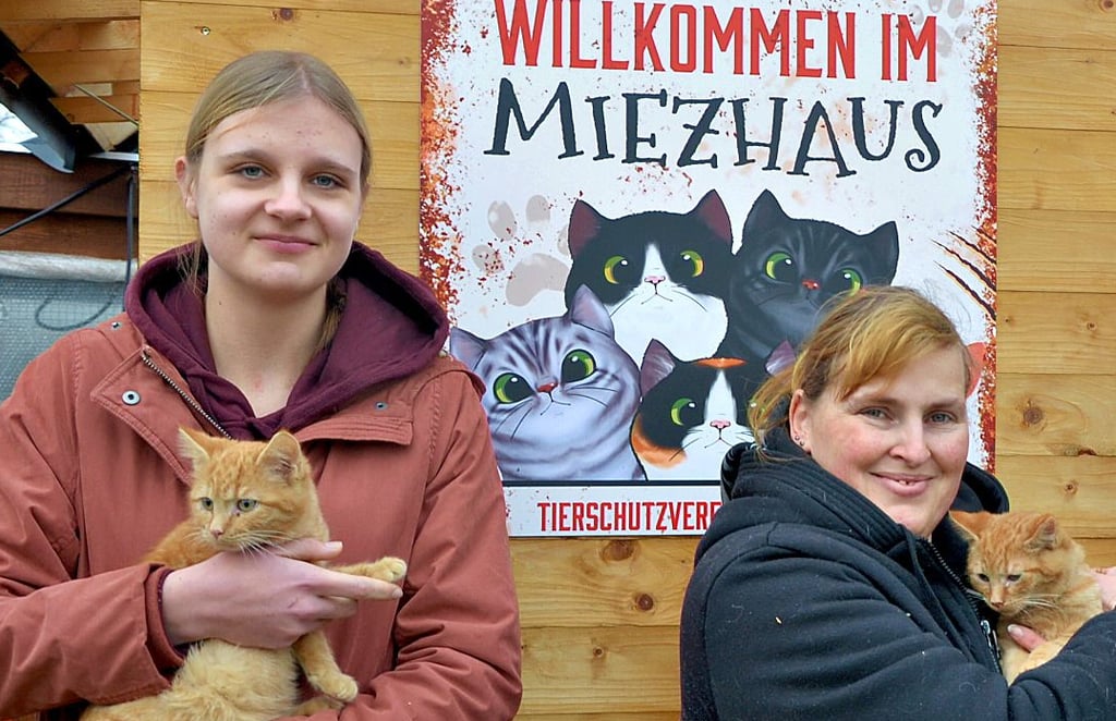 Tierfreundin Ronja Menk (links) und Vereinsvorsitzende Nancy Schulz vor dem Katzenhaus.