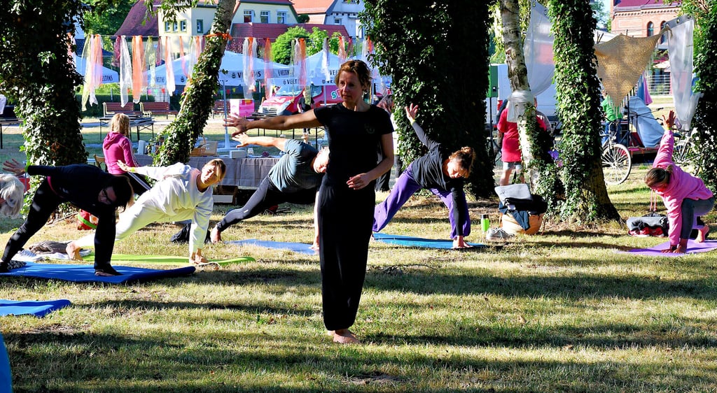Der Start in den dritten Arendseer Yoga-Tag führte zu einem besonders entspannten Sonntagmorgen: Kristin Schmitz brachte den Frauen und Männern einige Übungen näher.
