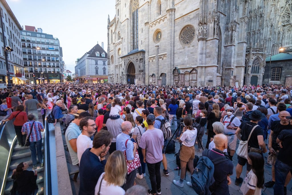 Eine große Menschenmenge versammelt sich zu der Gedenkveranstaltung der Initiative #YesWeCare im Andenken an die oberösterreichische Ärztin Lisa-Maria Kellermayr am Stephansplatz in Wien.
