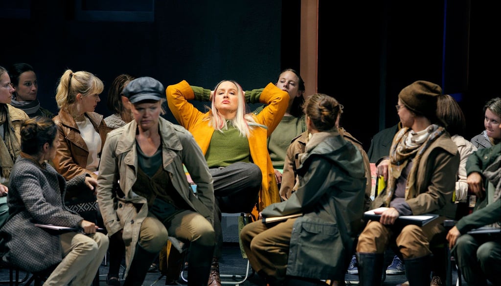 Elisabeth Teige als Senta und der Chor in „Der Fliegende Holländer“ in Bayreuth.