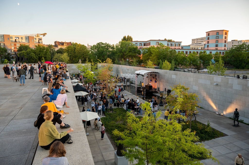 Die Musikerin Älice tritt im Rahmen der Konzertreihe „Sound in the Garden“ im Skulpturengarten der Neuen Nationalgalerie auf.