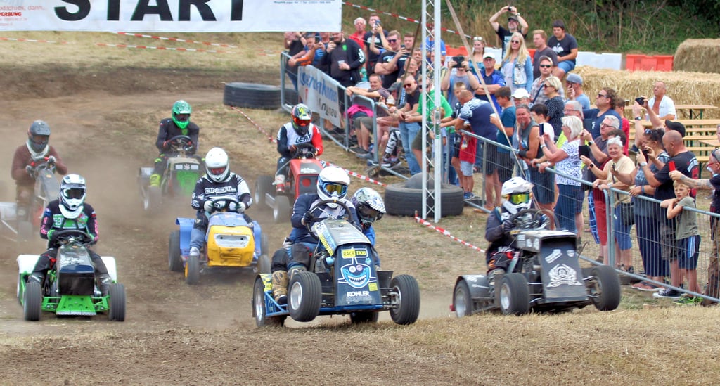 Insgesamt 30 Fahrzeuge gingen beim Rasentraktorrennen an den Start, hier die offene Klasse.