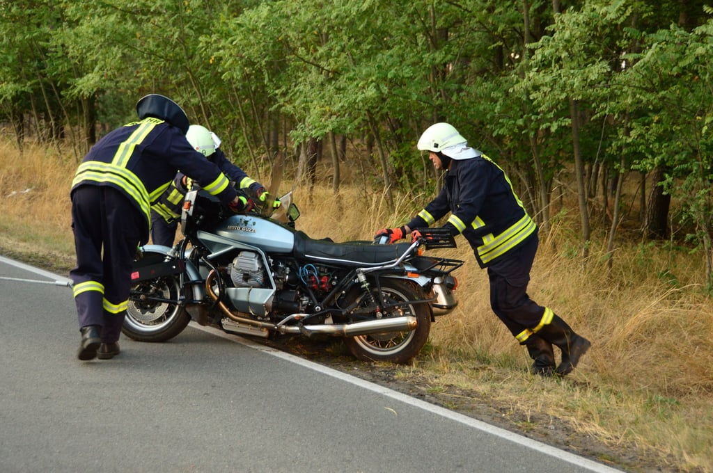 Das schwere Motorgespann wurde aus dem Wald gezogen um die Unfallstelle nach ausgelaufenen Flüssigkeiten kontrollieren zu können.