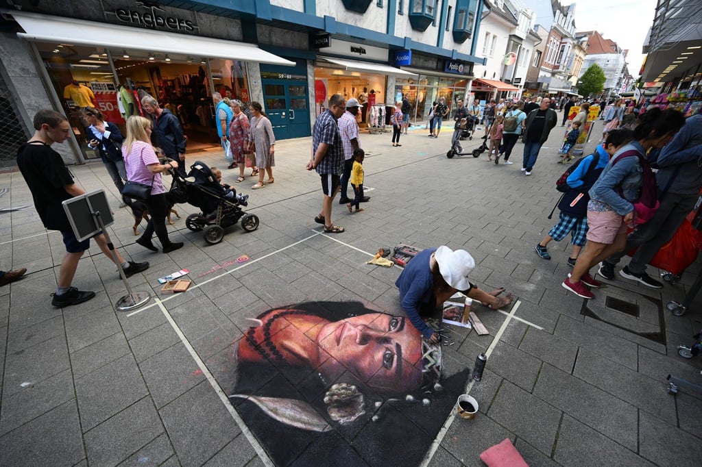 Streetart-Künstlerin Serena Montagnino aus dem Sauerland malt im Rahmen des Internationalen StreetArt-Festivals in der Innenstadt.