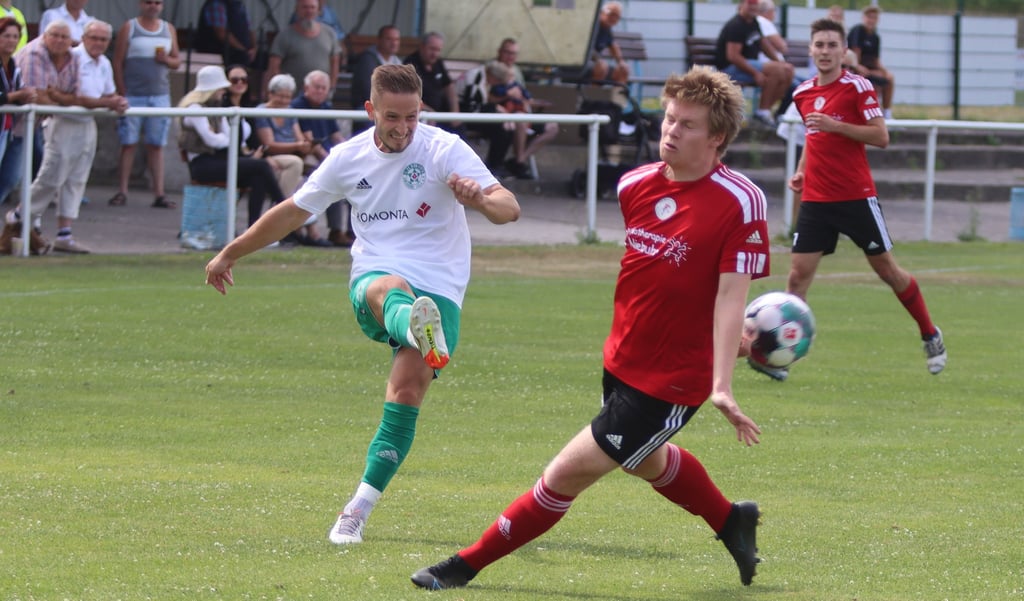 Philipp Stache (links) wirbelte im Duell gegen Gardelegen.