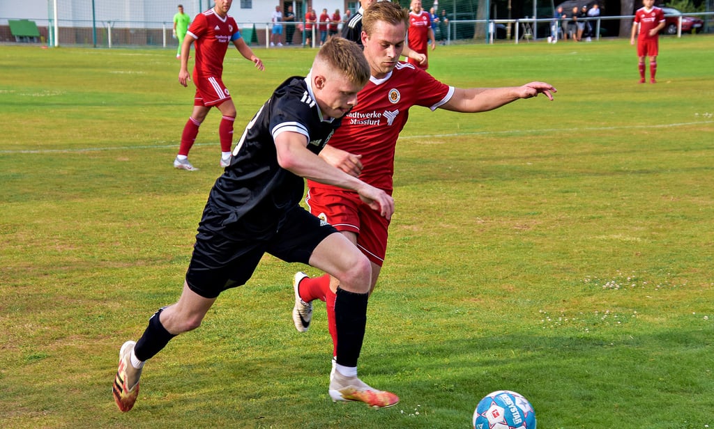 Bastian Jesse (hinten) erzielte eine Viertelstunde vor dem Ende den Anschlusstreffer für die Landesliga-Fußballer des SV 09 Staßfurt im Freundschaftsspiel gegen Union Heyrothsberge.
