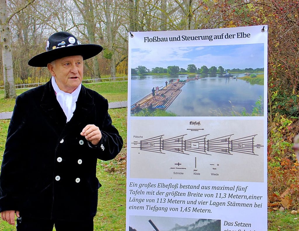 Frank Thiel bei einer Flößerwanderung an der Elbe in Magdeburg. Diese Stadtführungen soll es künftig regelmäßiger geben.