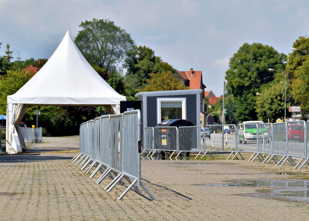 Freitagmittag ist nichts los am Drive-In-Testzentrum im Quedlinburg. Autos fahren nur vorbei.