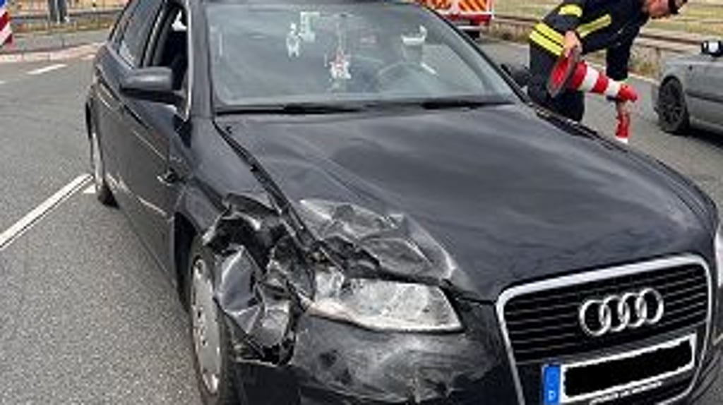 Dabei wurde die 48-Jährige sowie ihre 14-jährige Insassin leicht verletzt.