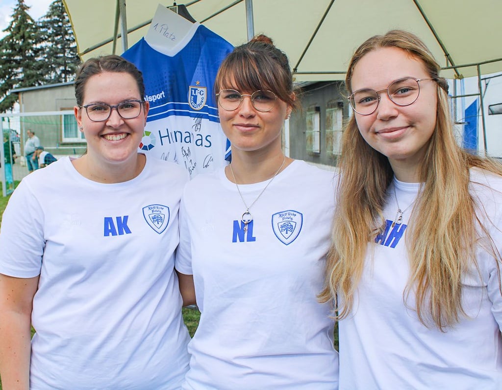 Ann-Kathrin Kurde (v. li.), Nadine Backofen und Antonia Hamann betreuten am Tag der Sportplatzeinweihung das Torwandschießen, bei dem der Sieger ein FCM-Trikot mit den Original-Unterschriften der Spieler erhielt.