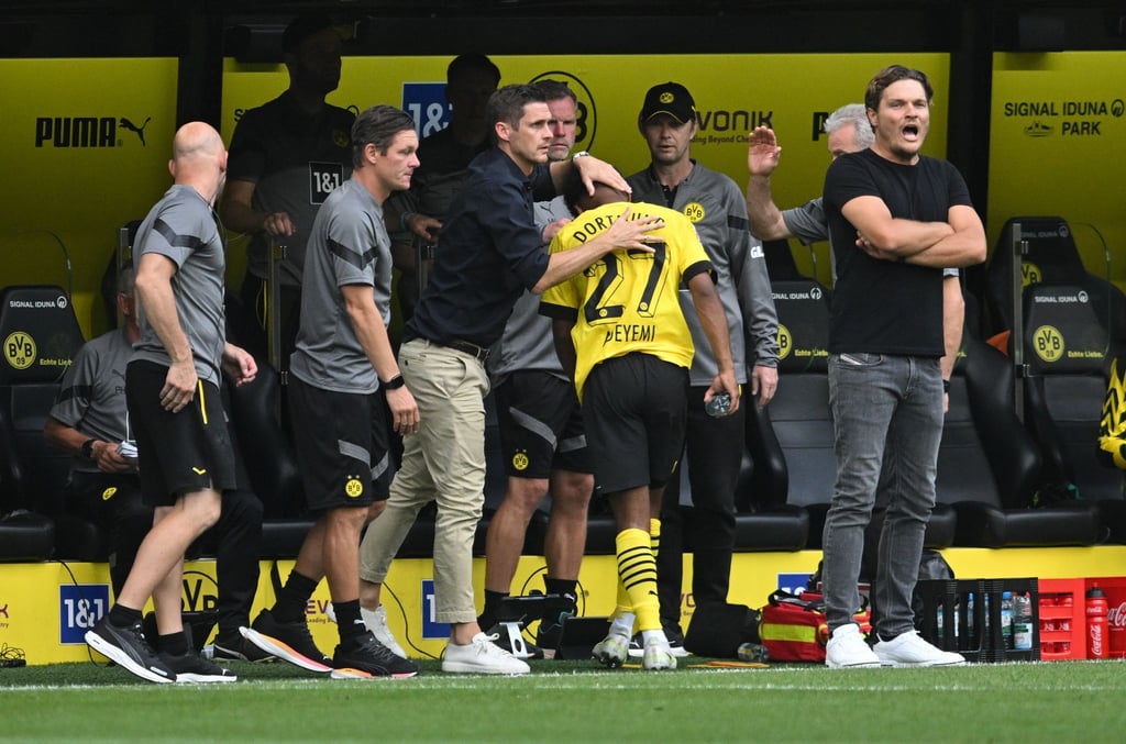 Dortmunds Sportdirektor Sebastian Kehl (3.vl) klopft dem ausgewechseltem Karim Adeyemi (M) auf die Schultern.