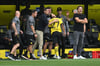 Dortmunds Sportdirektor Sebastian Kehl (3.vl) klopft dem ausgewechseltem Karim Adeyemi (M) auf die Schultern.