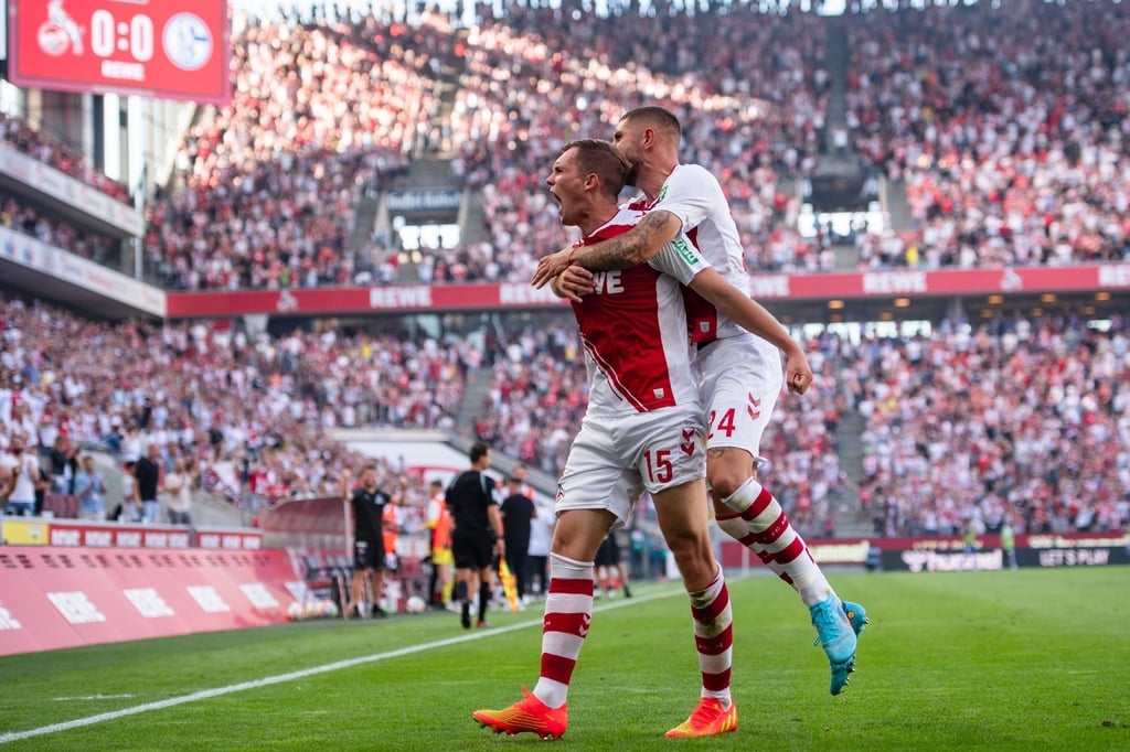 Kölns Torschütze Luca Kilian (l) und Julian Chabot jubeln nach dem Treffer zur 1:0-Führung.
