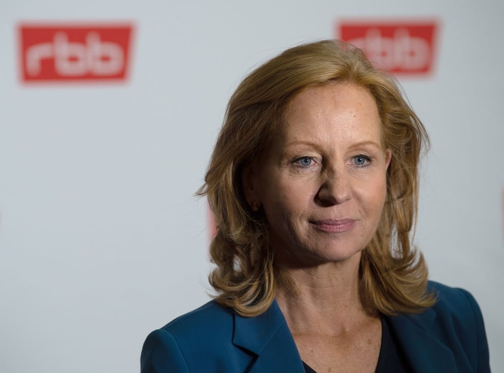 Patricia Schlesinger, Intendantin des Rundfunks Berlin-Brandenburg (RBB), steht nach der Rundfunkratssitzung des RBB vor den Fotografen.